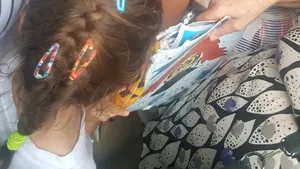 Zeci de copii şi părinţi, abandonaţi în furtună, lângă clădirea încuiată a Grădinii Zoologice din Reşiţa