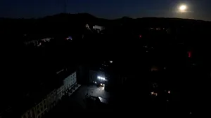 Ucraina, băgată în beznă: aproape 600 de localităţi nu au energie electrică