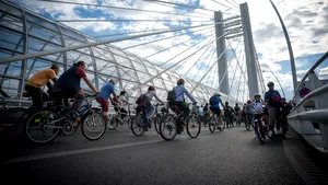 Marşul Bicicliştilor | Protestatarii au cerut dezvoltarea pistelor şi au acuzat lipsa unei viziuni privind calitatea vieţii / UPDATE Reacţia Primăriei Capitalei: Proiectul de construire a 67 km de piste, demarat în 2018. Care vor fi cele 4 trasee