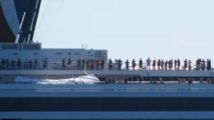 CROAZIERA DE COŞMAR: Nava rămasă în derivă cinci zile a acostat. Pasagerii au primit halate de baie drept recompensă