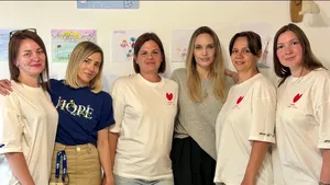 Angelina Jolie și-a dus fiul în Ucraina. Ce au făcut cei doi într-un oraș aflat aproape de linia frontului