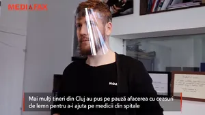 În ajutorul eroilor din spitale. Mai mulţi tineri produc viziere gratuite pentru medicii din spitalele clujene 