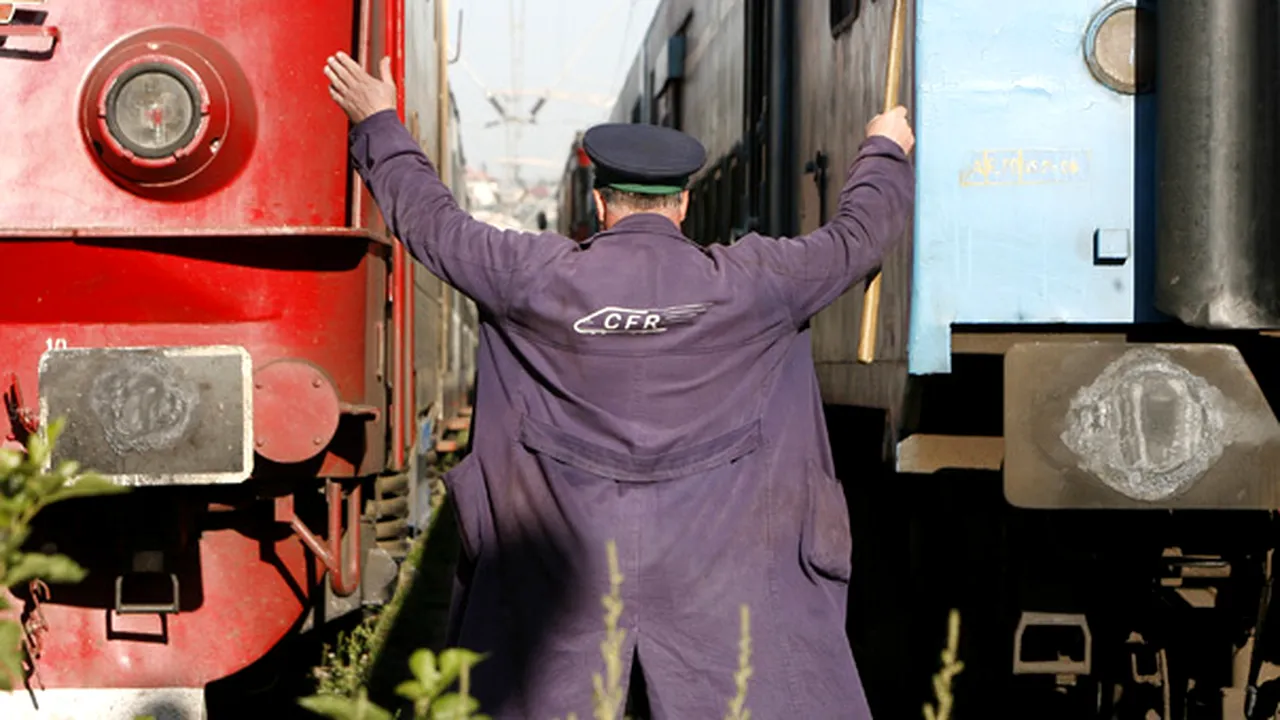 Ceferiştii ameninţă cu blocarea trenurilor dacă li se reduc salariile cu 25%