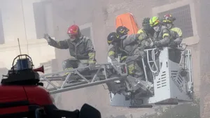 Surse - Muncitorul român salvat de sub dărâmăturile turnului din Roma a murit