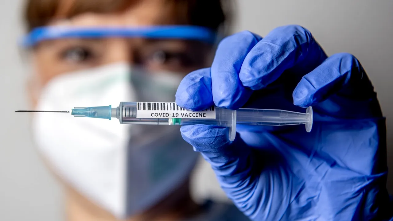 Un nou vaccin anti-COVID-19 oferă speranţă persoanelor imunocompromise. Cum acţionează în organism