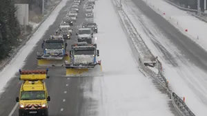 Franţa: Sute de turişti, inclusiv români, blocaţi pe autostrăzi din cauza ninsorilor