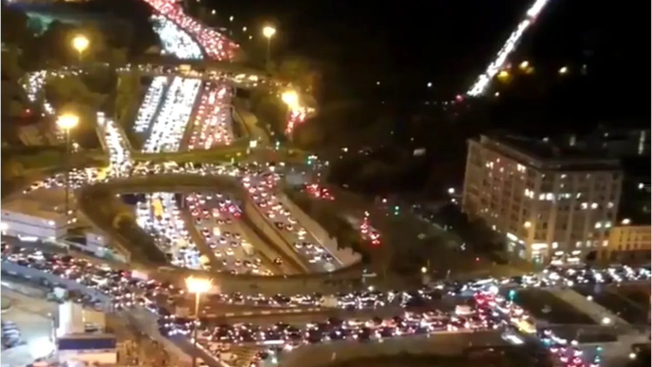 VIDEO Francezii au profitat de ultimele ore fără restricţii. Joi seară, traficul din jurul Parisului a atins niveluri record