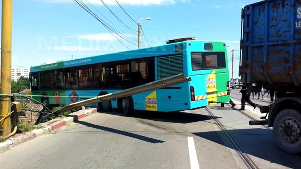 Constanţa: Un autobuz a rămas suspendat pe un pod după ce a rupt balustrada