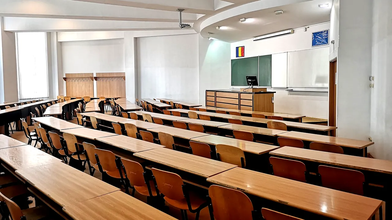 Studenţii SNSPA continuă învăţământul online până la finalul semestrului al doilea