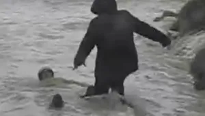 Doi vârstnici, salvaţi după ce fuseseră luaţi de un val uriaş, pe o plajă din Franţa - VIDEO