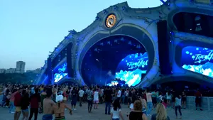 Incident la NEVERSEA: Un artist a înjurat Guvernul şi s-a luat curentul pe scenă