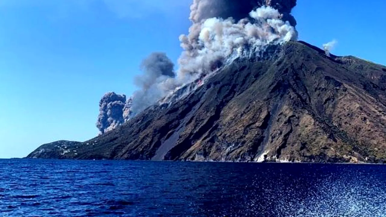 Un turist a decedat în urma erupţiei vulcanului Stromboli din Italia | FOTO, VIDEO