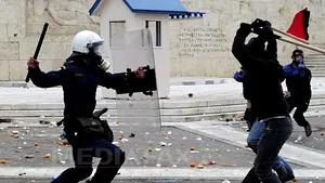VIOLENŢE LA ATENA: Confruntări între poliţie şi tineri în timpul unui miting în memoria adolescentului ucis în 2008 - VIDEO, GALERIE FOTO