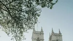 Episod neobișnuit într-o biserică din Londra. Un episcop desculț și în halat de baie a oprit concertul unui cor bisericesc: Plecați din casa mea