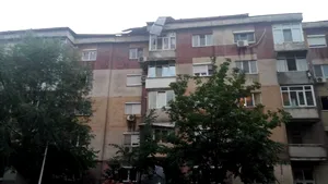 Codul portocaliu de vânt puternic face victime. Două persoane au fost prinse sub copaci doborâţi de vijelie