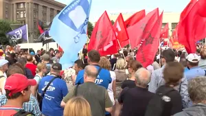 PROTESTE de amploare în Rusia: Mii de persoane au ieşit în stradă pentru a-şi exprima nemulţumirea faţă de majorarea vârstei de pensionare | VIDEO