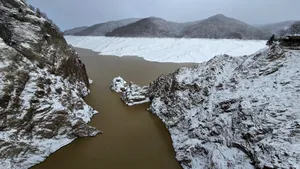 Ninge ca în povești la Vidraru. Imagini cu peisajul de basm