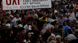 Zeci de mii de greci au participat, vineri seară, la mitinguri paralele în Atena şi Salonic - VIDEO