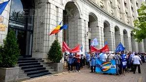 Sindicalişti din CFR au protestat la sediul Ministerului de Finanţe