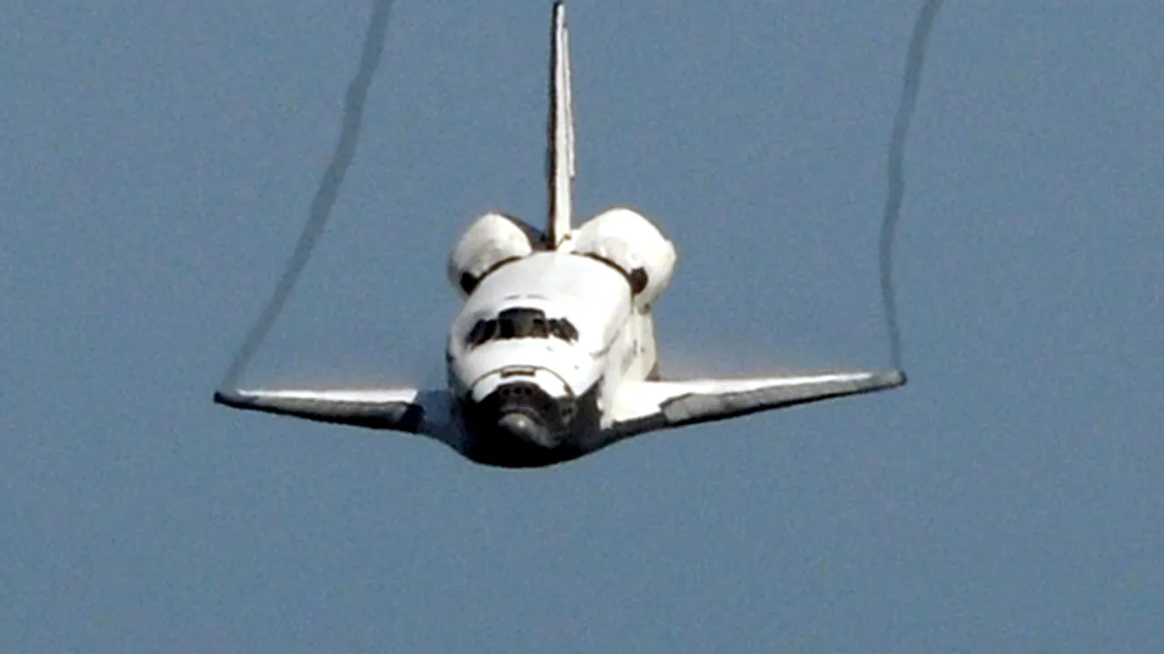 Naveta spaţială Endeavour a aterizat cu bine în Florida