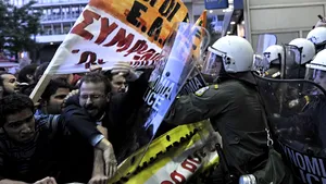 Confruntări între poliţie şi manifestanţi la Atena