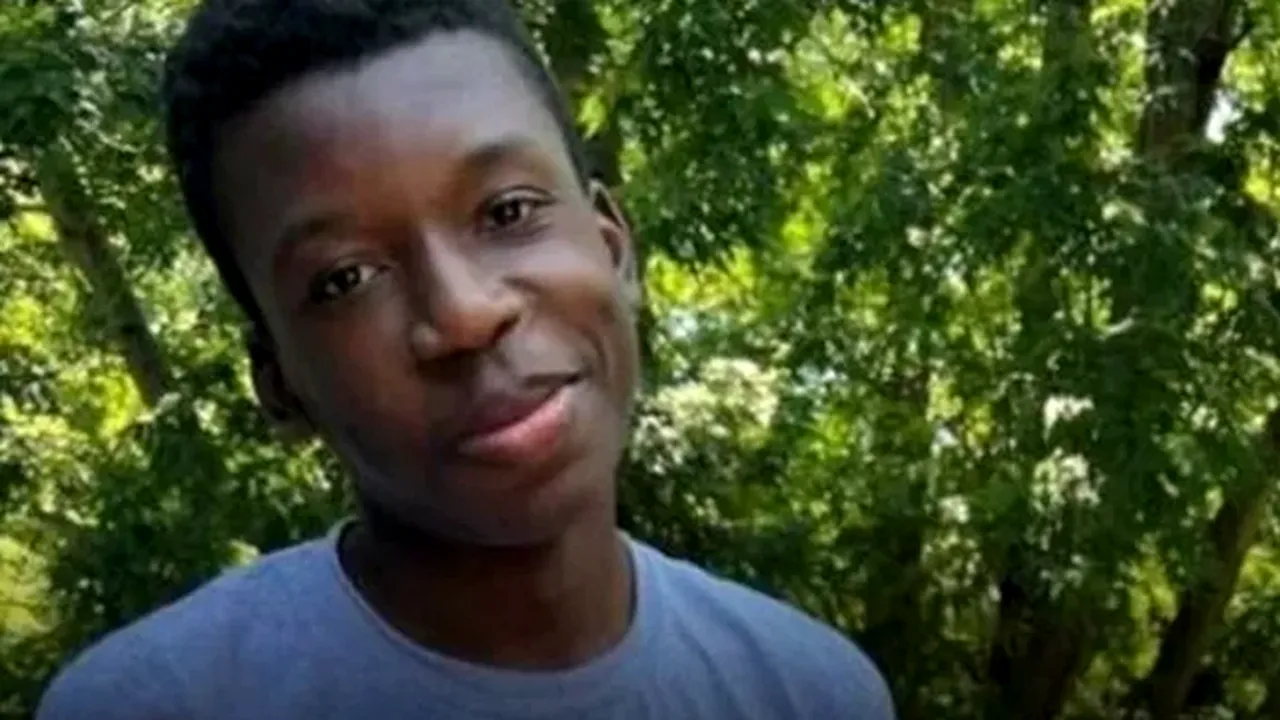 Incident revoltător în SUA: un afro-american de 16 ani a sunat din greşeală la o casă străină, iar proprietarul l-a împuşcat în cap

