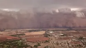 Imagini VIRALE din Australia. Norii groşi de praf au transformat ziua în noapte - VIDEO