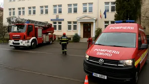 Alertă la Sibiu: Prefectura evacuată din cauza mirosului de gaz. Pompierii și SMURD intervin de urgență