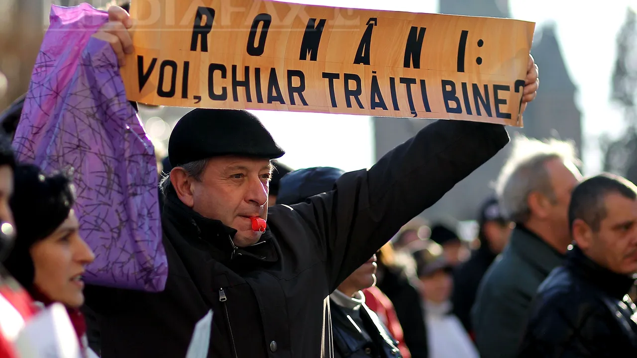 A patra zi de PROTESTE în ŢARĂ: Mii de oameni s-au adunat în pieţele marilor oraşe, scandând lozinci antiguvernamentale şi antiprezidenţiale - GALERIE FOTO