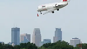 Piloţii unui avion nu au observat că trecuseră de aeroportul pe care trebuiau să aterizeze