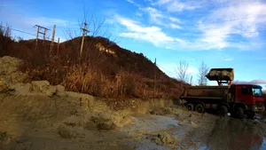 Ploile torenţiale au activat alunecări de teren din 18 localităţi ale judeţului Prahova