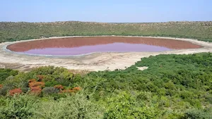 Fenomen bizar apărut într-un lac vechi de 50.000 de ani. Apa şi-a schimbat brusc culoarea