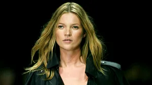 Un autoportret al lui Kate Moss, scos la licitaţie (Galerie Foto)