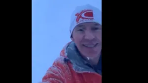 VIDEO | Momentul în care un bărbat a fost la un pas să fie „îngropat” de o avalanşă