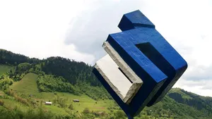 ”Veriga” lipsă. Primarul din Sîngeorz-Băi a tăiat o sculptură a artistul Maxim Dumitraş şi a dus-o la fier vechi | FOTO