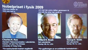 Charles Kao, Willard Boyle şi George Smith, laureaţii Nobel pentru fizică pe 2009 - VIDEO