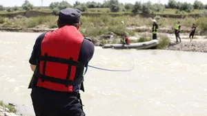 Salvate din mijlocul apei. Zece persoane, printre care un copil, au rămas blocate pe un mal