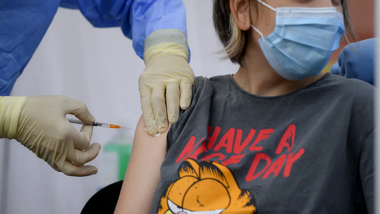 Imunitatea Covid. Cei care se vaccinează după boală sunt superprotejaţi şi după 18 luni
