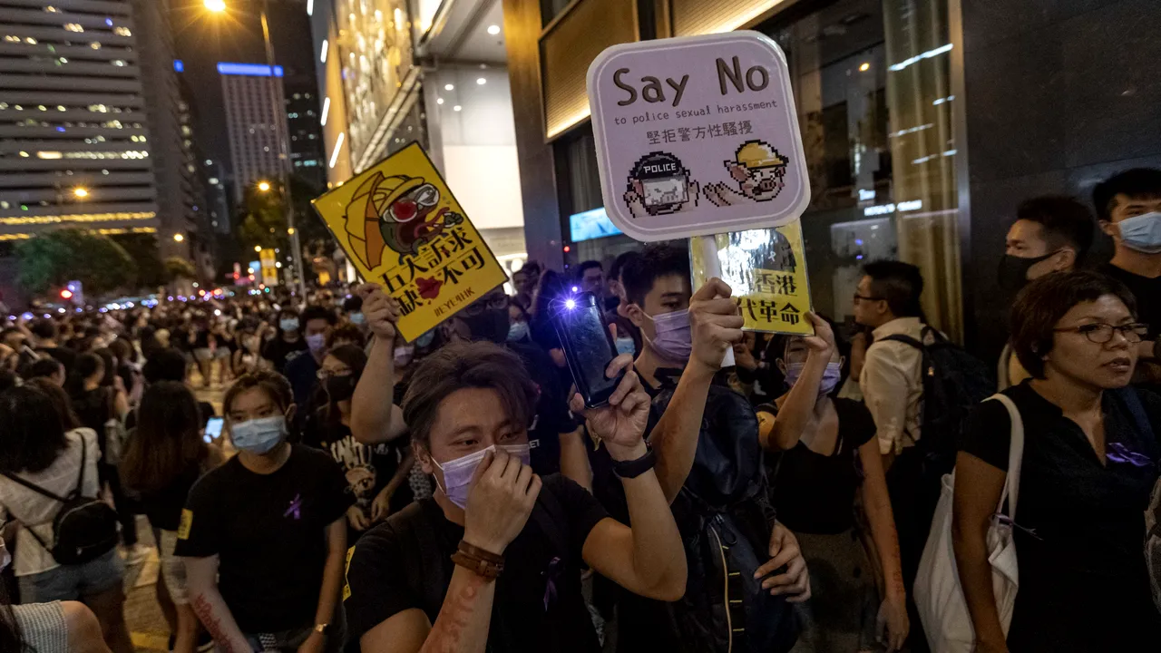 PROTESTE în Hong Kong, în pofida interdicţiei Chinei: Zeci de mii de oameni, în stradă/ Jandarmii au folosit tunuri de apă şi gaze lacrimogene pentru a dispersa mulţimea | VIDEO