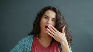 Căscatul, tipar unic pentru fiecare persoană. Ce se întâmplă în creier când căscăm?