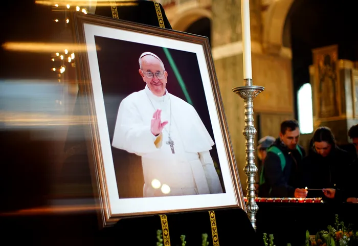 Cardinalii se întâlnesc marţi pentru a planifica funeraliile Papei Francisc