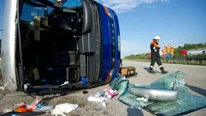Accident grav pe A1, un microbuz a ieşit de pe carosabil şi s-a răsturnat, şase persoane rănite