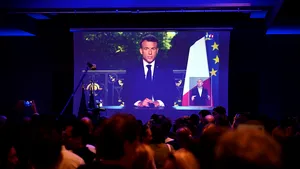 POLITICO: Care sunt cele trei scenarii în care pariul electoral al lui Macron ar putea da greş 