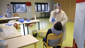 Neclarităţi în pragul redeschiderii şcolilor: Testarea elevilor pentru COVID-19 rămâne un mister