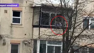 Filmul tragediei de la Oneşti: Agresorul a sunat la 11.47. La 16.55 s-a produs un declic, atunci când unul dintre ostatici l-a lovit pe agresor