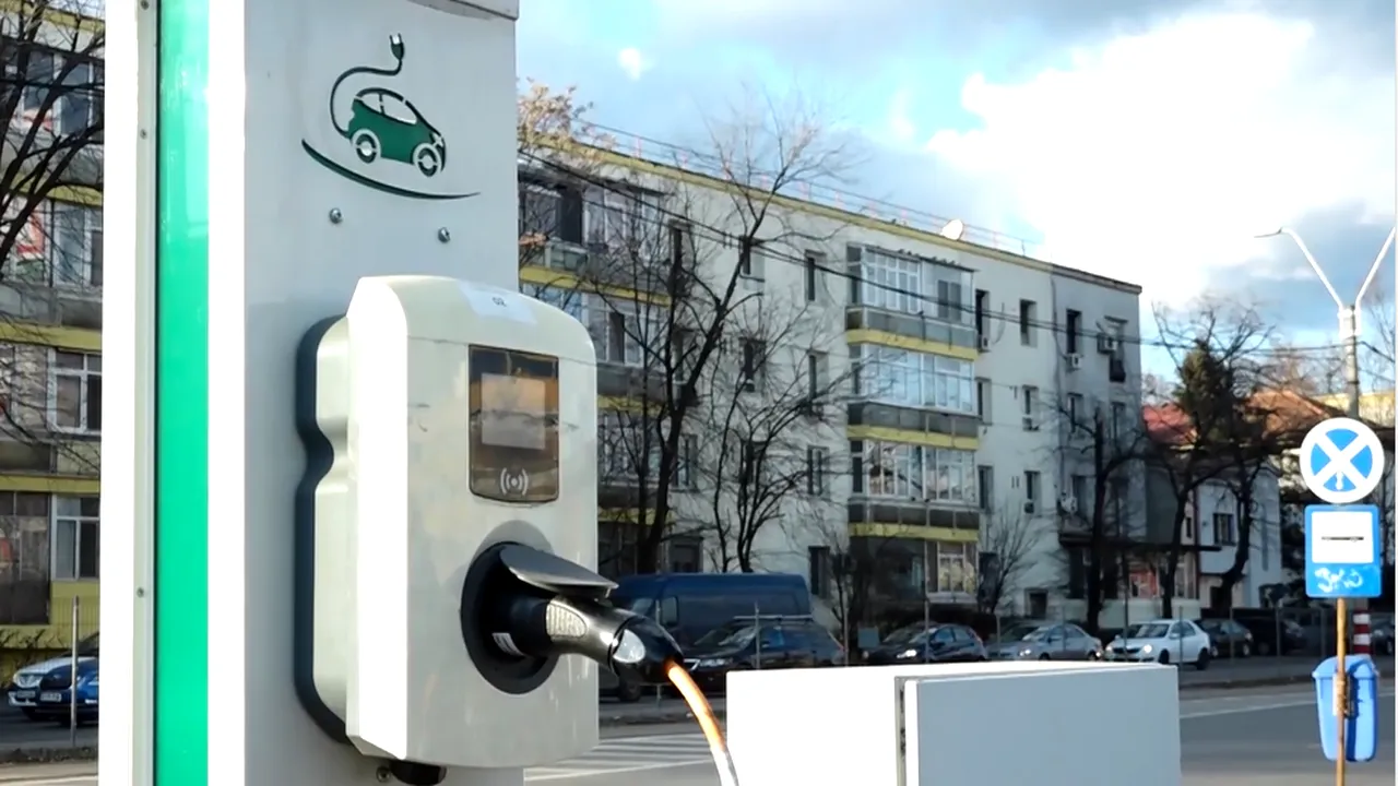 O reţea de benzinării a introdus staţiile de încărcare electrică cu plată. VIDEO