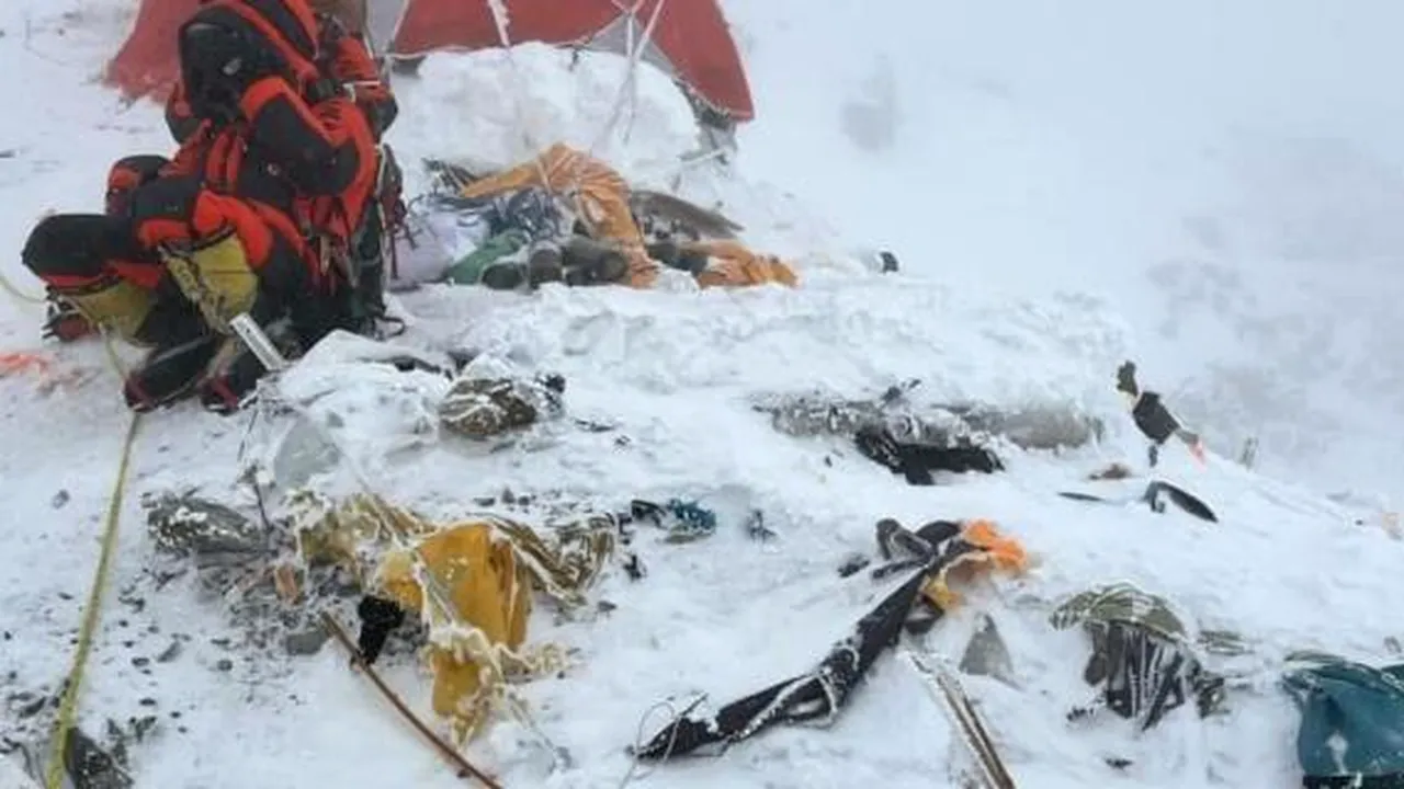 K2 arată ca o groapă de gunoi la mare înălţime. Imagini elocvente publicate de un şerpaş

