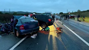 Cluj: Șase victime încarcerate în urma unui accident între trei mașini