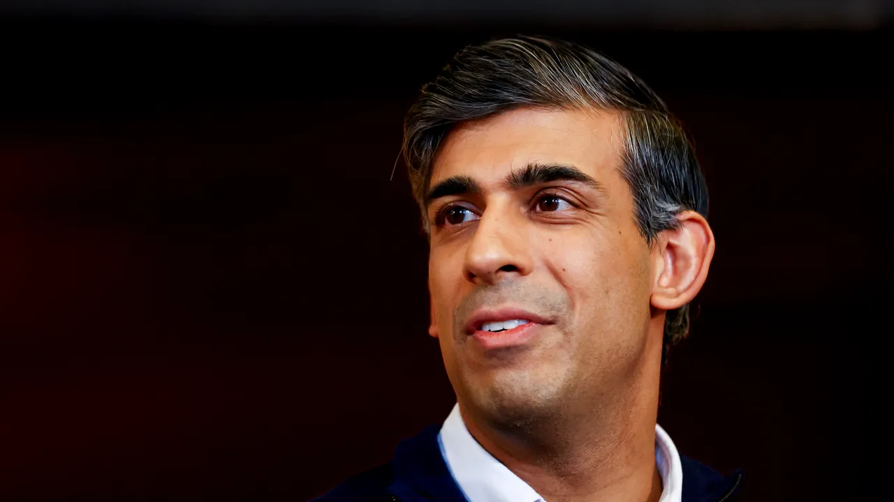 Premierul britanic a prezentat scuze publice deoarece a purtat pantofi sport în timpul unui interviu