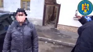 O arădeancă revenită din concediu a găsit trei bărbaţi în casa ei. Explicaţia lor i-a bulversat si pe jandarmi. VIDEO